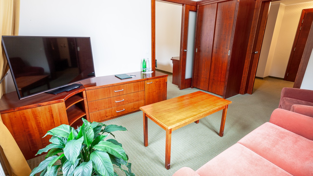 IMG_1372-HDR-Superior Suite.jpg