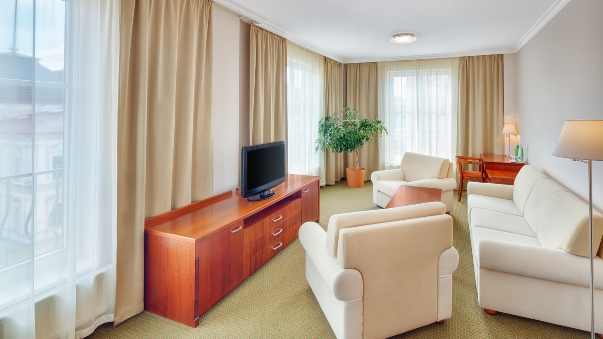 JPrerovsky_Hotel Olympia_Luxury Suite 402_16A3116.jpg