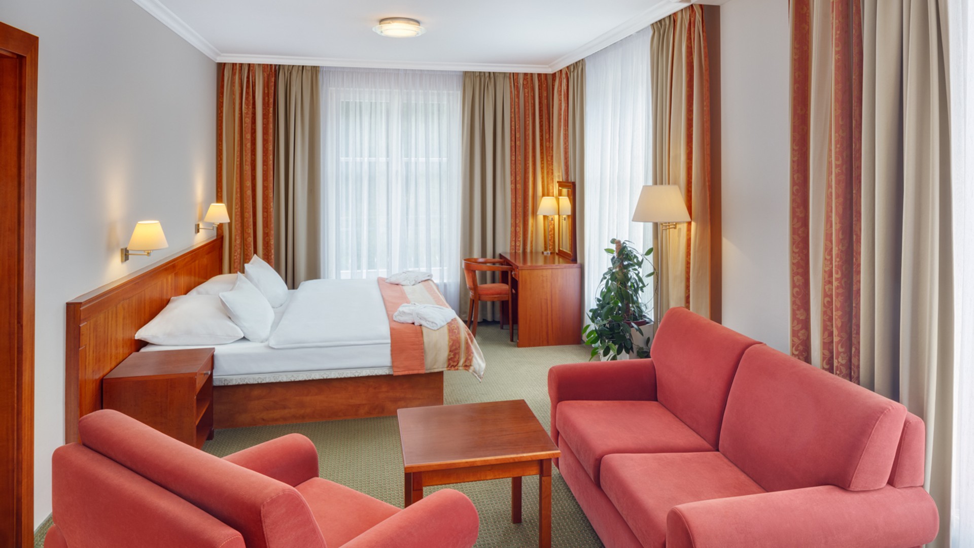 JPrerovsky_Hotel Olympia_Junior Suite 401_16A2829.jpg