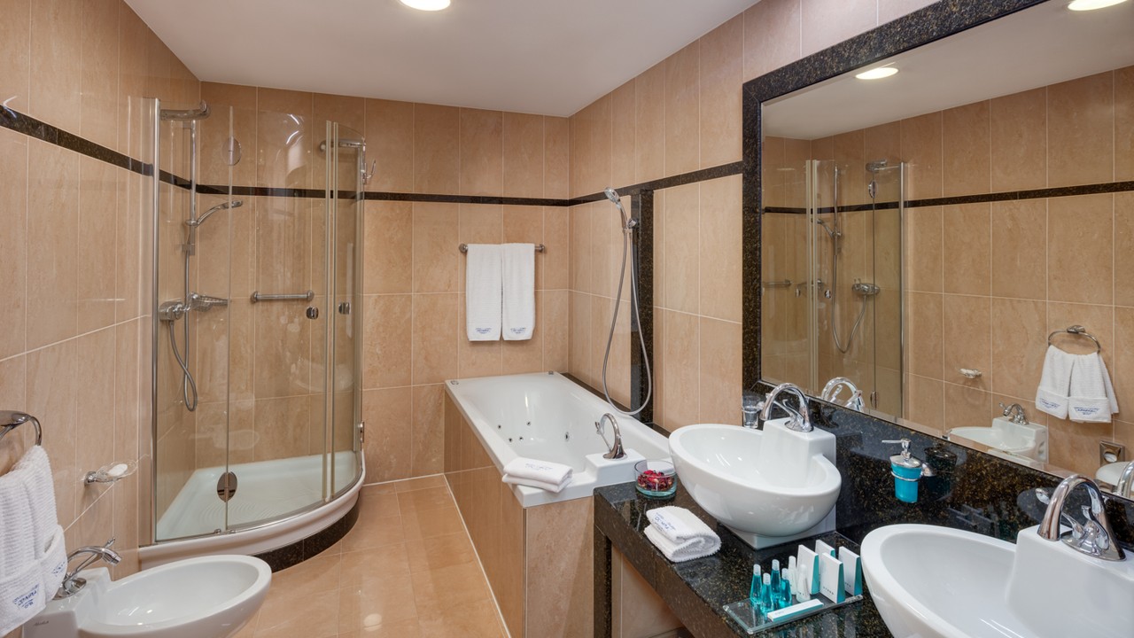 JPrerovsky_Hotel Olympia_Royal Suite 501_Bathroom_16A3181.jpg