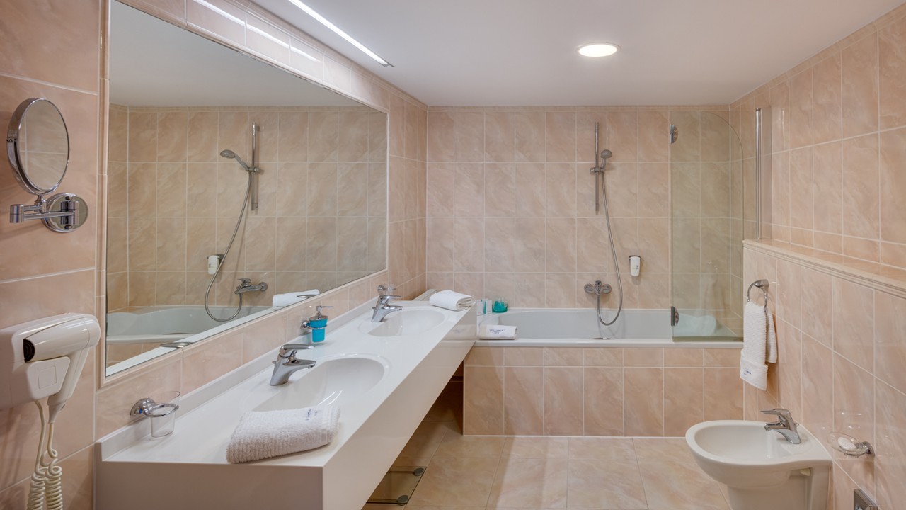 JPrerovsky_Hotel Olympia_Superior Suite 508_Bathroom_16A3462.jpg